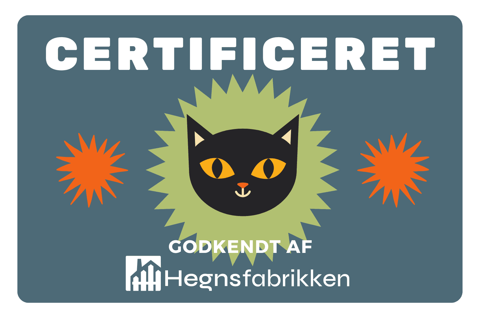 Et blåt certificeringsmærke viser en sort kats ansigt med gule øjne centreret inde i et grønt stjerneskud, der minder om præcisionen i at lave en kattevoliere. Flankerende katten er to orange stjerneskud. Nedenunder står der hvid tekst "Godkendt af Hegnsfabrikken", ledsaget af et logo med en bygningssilhuet.