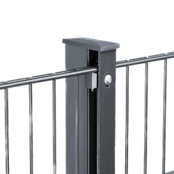 Et nærbillede af et sort metalhegn med lodrette stænger forbundet til en hegnspæl. Stolpen har en firkantet hætte på toppen og har Punkt Beslag 60x40 stolper/panelhegn - en bolt eller skrue på siden til at fastgøre hegnspanelerne. Baggrunden er hvid.