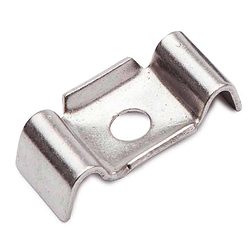 Klemme Beslag - Rustfrit Stål er en sølvmetalclips med et centralt hul og karakteristiske hævede, kantede kanter. Den er designet til at sikre genstande og har en let krumning for at optimere fastgørelseseffektiviteten.
