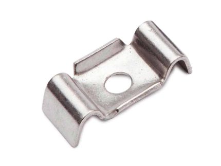Klemme Beslag - Rustfrit Stål er en sølvmetalclips med et centralt hul og karakteristiske hævede, kantede kanter. Den er designet til at sikre genstande og har en let krumning for at optimere fastgørelseseffektiviteten.