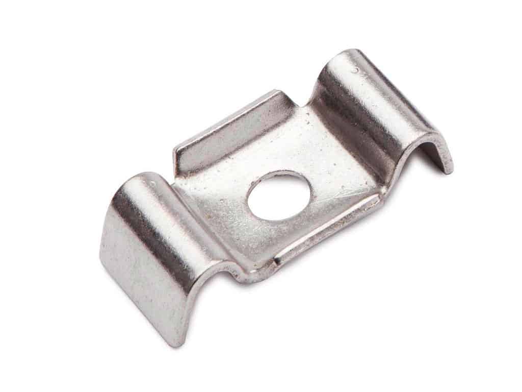 Klemme Beslag - Rustfrit Stål er en sølvmetalclips med et centralt hul og karakteristiske hævede, kantede kanter. Den er designet til at sikre genstande og har en let krumning for at optimere fastgørelseseffektiviteten.