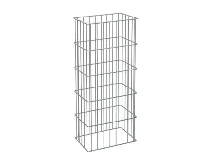 The Gabionhegn – Panelhegn “DUKO” 2D OVERFL.Behandl? er en høj, rektangulær opbevaringsreol lavet af metal med fem jævnt fordelte vandrette hylder. Dette stativ har lodrette og vandrette metalstænger arrangeret på en måde, der ligner Gabionhegn-designet, hvilket skaber en åben, burlignende struktur, der er ideel til at organisere eller opbevare genstande.