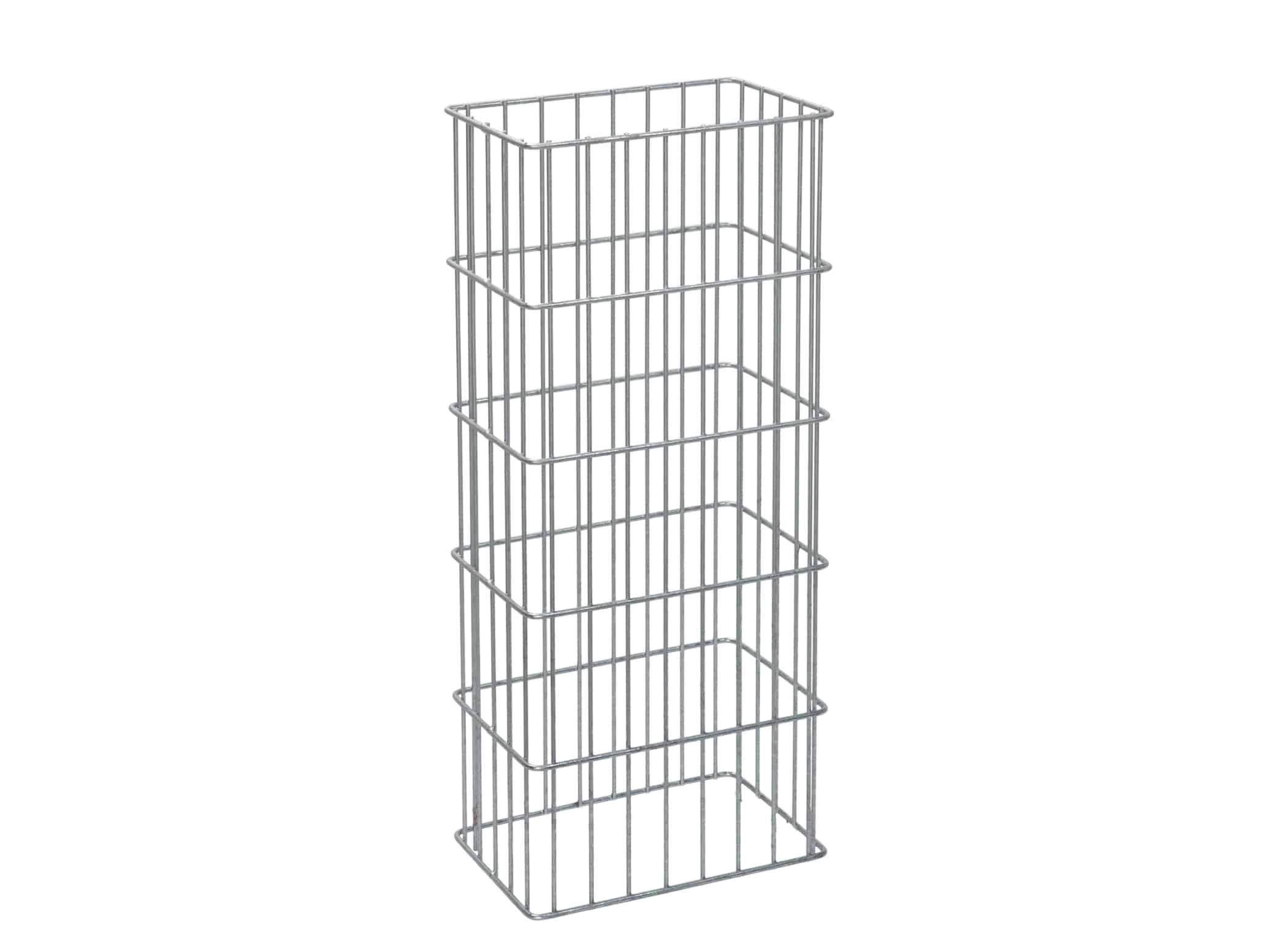 The Gabionhegn – Panelhegn “DUKO” 2D OVERFL.Behandl? er en høj, rektangulær opbevaringsreol lavet af metal med fem jævnt fordelte vandrette hylder. Dette stativ har lodrette og vandrette metalstænger arrangeret på en måde, der ligner Gabionhegn-designet, hvilket skaber en åben, burlignende struktur, der er ideel til at organisere eller opbevare genstande.