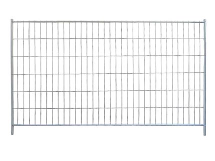 Et rektangulært, sølv, metallisk trådhegn med et gitterlignende mønster er vist mod en almindelig hvid baggrund. Designet til brug i byggeri eller som midlertidige barrierer, denne Mobilhegn HF350 HDG Varmt Galvaniseret - 3500x2000mm har lodrette og vandrette tynde metalstænger, der danner firkantede åbninger. Ideel til dem, der søger til køb mobilhegn.