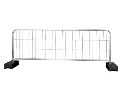 En metalkontrolbarriere med et gitterlignende design, der står oprejst på to rektangulære sorte baser. Denne barriere, der er kendt som Mobilhegn HF120 Galvaniseret, bruges typisk til at håndtere menneskemængder eller markere afspærrede områder ved arrangementer eller byggepladser.