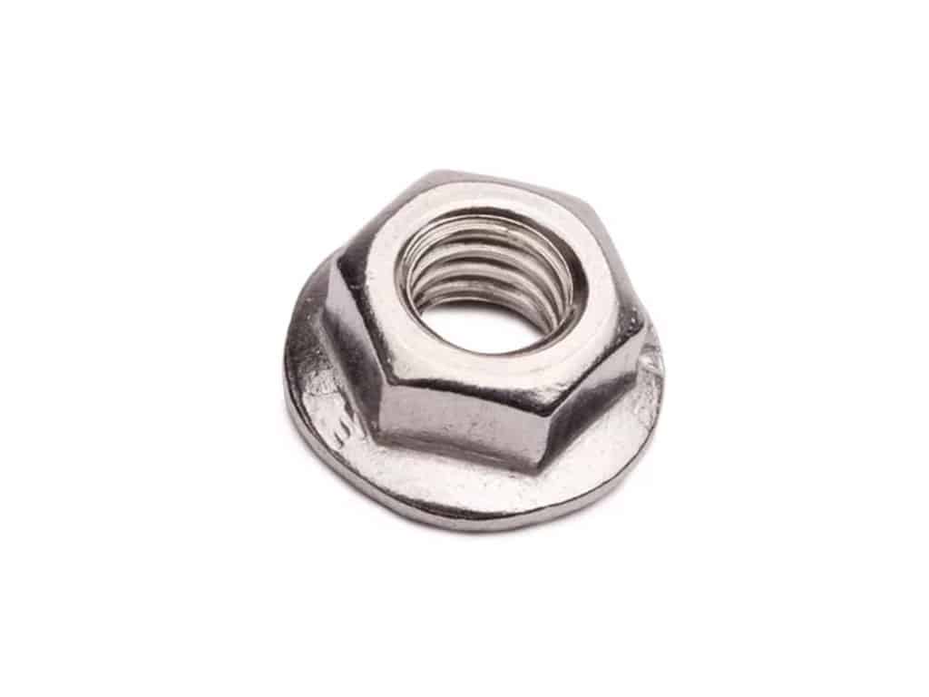 Nærbillede af en Låsemøtrik med Flange M6 - DIN 6923 Rustfri A2, der viser dens gevindforsynede inderring og flade, brede base designet til at fordele trykket over en overflade. Låsemøtrik har en skinnende, glat finish.