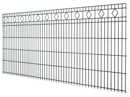 Panel hegn med mønster "Barcelona" 6/6/6mm er et sort metal hegnspanel med lodrette stænger og et elegant dekorativt mønster af diamanter og firkanter nær toppen. Dette enkle, men funktionelle design er perfekt til at forbedre forskellige udendørs rum såsom haver eller terrasser. Panelet vises på en hvid baggrund.