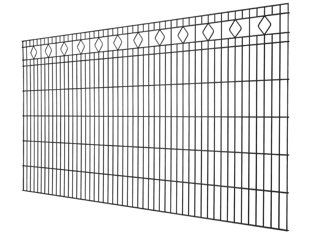 Et sort metal hegnspanel, Panel hegn med mønster "Madrid" 6/5/6mm, med lodrette stænger med en række diamantformede designs nær toppen. Hegnet ses fra en lille vinkel, hvilket fremhæver dets mønster og design. Baggrunden er almindelig hvid.