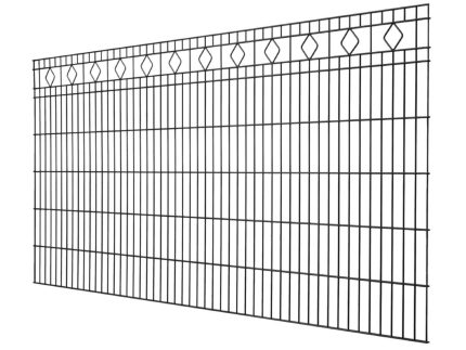 Et sort metal hegnspanel, Panel hegn med mønster "Madrid" 6/5/6mm, med lodrette stænger med en række diamantformede designs nær toppen. Hegnet ses fra en lille vinkel, hvilket fremhæver dets mønster og design. Baggrunden er almindelig hvid.