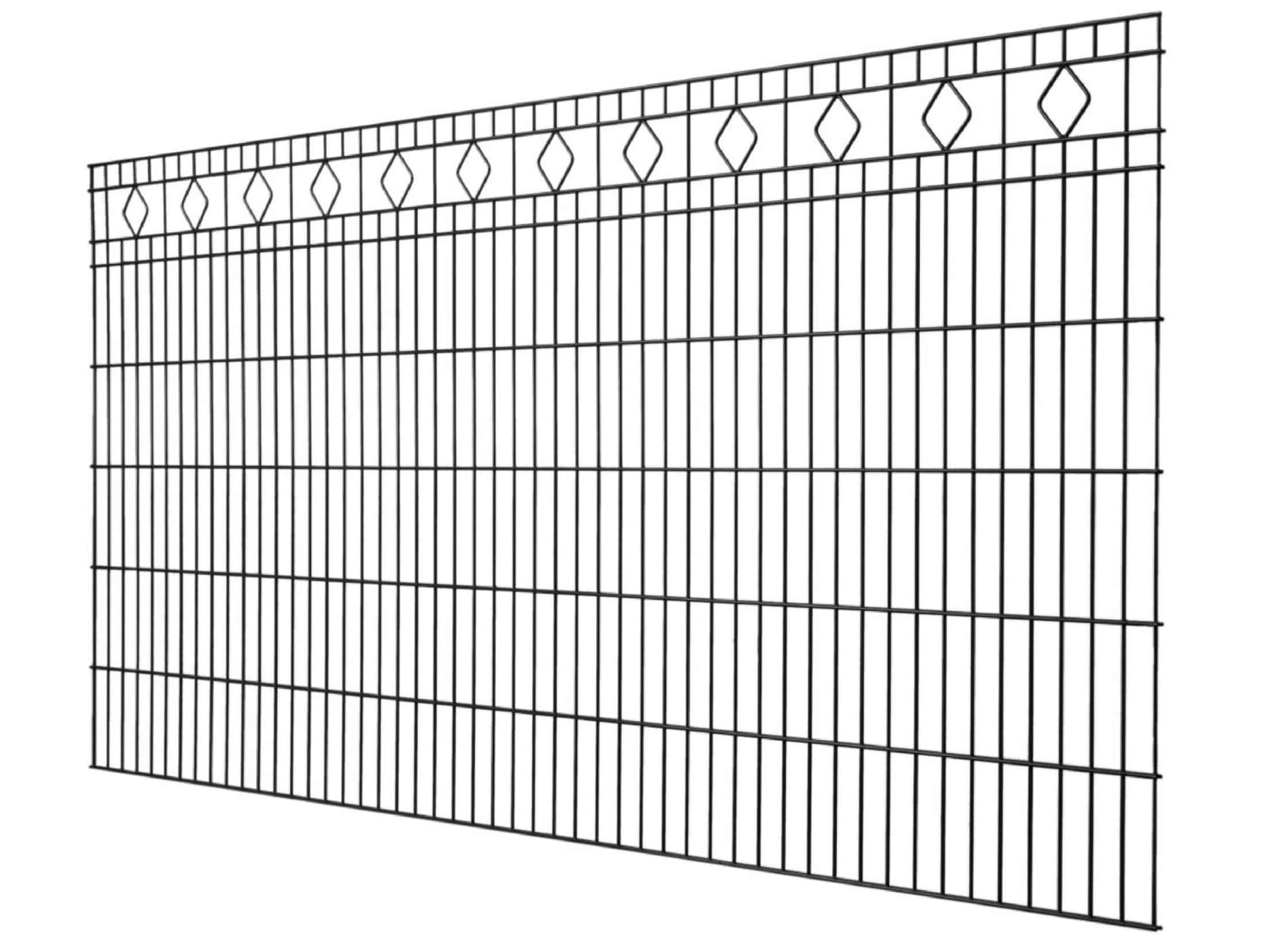 Et sort metal hegnspanel, Panel hegn med mønster "Madrid" 6/5/6mm, med lodrette stænger med en række diamantformede designs nær toppen. Hegnet ses fra en lille vinkel, hvilket fremhæver dets mønster og design. Baggrunden er almindelig hvid.