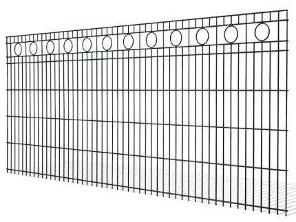 Et stort, sort metal Panel hegn med mønster "ODENSE" 6/6/6mm har lodrette stænger og et cirkulært topmønster. ODENSE-hegnet har et robust og slankt design, hvilket gør det velegnet til haver eller som grænsemarkering.