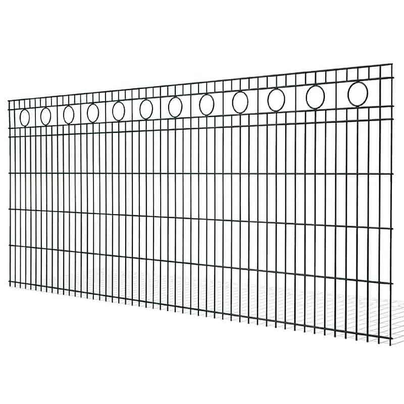 Et stort, sort metal Panel hegn med mønster "ODENSE" 6/6/6mm har lodrette stænger og et cirkulært topmønster. ODENSE-hegnet har et robust og slankt design, hvilket gør det velegnet til haver eller som grænsemarkering.