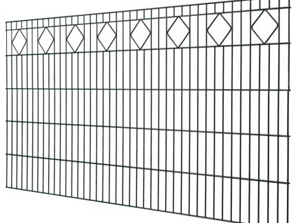 Panel hegn med mønster "Valencia" 6/5/6mm sort smedejernshegn har lodrette stænger og dekorative diamantformer langs den øverste sektion. Det indbyggede mønster tilbyder et enkelt, men elegant design, hvilket gør dette panel Hegn til et sofistikeret valg til ethvert rum.