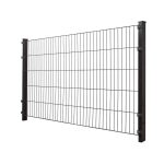Panelhegn "EXTREME" 2D 8/6/8 mm er et metaltrådshegn med lodrette og vandrette stænger, indrammet af sorte stolper på begge sider. Panelet er lavet af 8 mm tykke ledninger og fremviser et enkelt, gitterlignende design perfekt til barrierer eller indhegninger. Baggrunden er almindelig hvid.