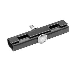 Nærbillede af et rektangulært metalbeslag med en central skrå og bolt. Samlingsbeslaget er primært sort med to rektangulære udskæringer på hver side af bolten. Skruen og bolten er sølv, hvilket tyder på, at designet bruges til at fastgøre eller montere genstande.