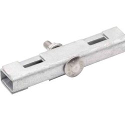 En galvaniseret metallisk klemme med en justerbar skrue og to slidsede åbninger. Designet giver mulighed for sikker fastgørelse på strukturer. Den er lagt på en hvid baggrund.