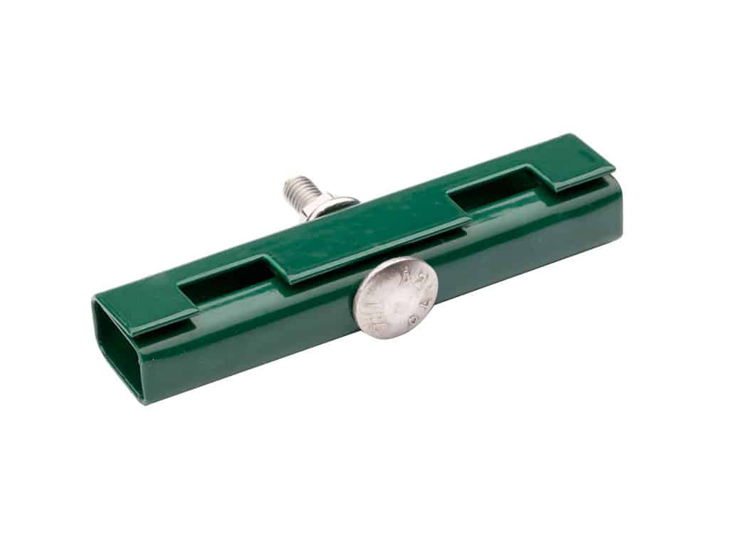 En grøn rektangulær plastgenstand med en metalskrue og et Samlingsbeslag fastgjort til. Objektet har slidser på den øverste og nederste overflade, der sandsynligvis bruges til sikring eller montering. Den grønne plastik har en blank finish.