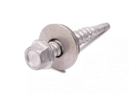 Et nærbillede af en selvskærende sekskantskrue af sølv, mærket Selvskærnede skue 5,5 X 32 - A2, med påsat skive. Skruen har et gevindlegeme og en skarp spids designet til at bore i materialer. Baggrunden er almindelig hvid.