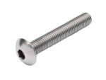 En Skuebolt M8x40, en maskinskrue i rustfrit stål med et gevindskaft og sekskantdrev, vist mod en almindelig hvid baggrund.