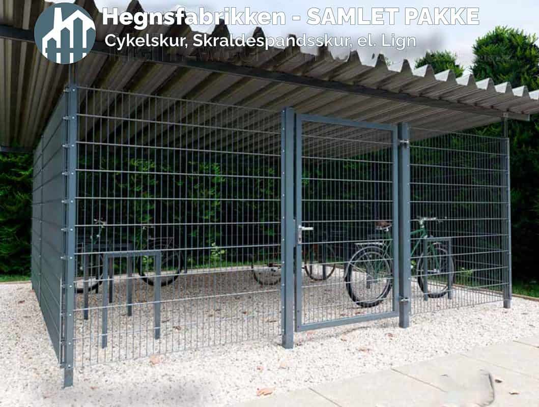 A Panel hegns skur - Cykler, skraldespande & haveredskaber mv. (FÆRDIG PAKKE) udendørs indhegning med skrå tag og metalhegn. Indenfor står flere cykler, herunder cykelly-modeller, parkeret på en grusgrund. Træer og grønt omgiver strukturen, med dansk tekst øverst, der refererer til en virksomhed.