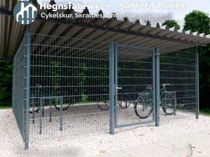 A Panel hegns skur - Cykler, skraldespande & haveredskaber mv. (FÆRDIG PAKKE) udendørs indhegning med skrå tag og metalhegn. Indenfor står flere cykler, herunder cykelly-modeller, parkeret på en grusgrund. Træer og grønt omgiver strukturen, med dansk tekst øverst, der refererer til en virksomhed.