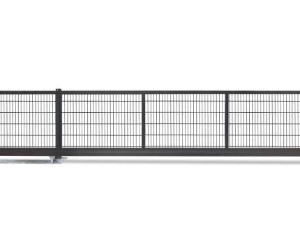 Skydeport "V-Star EXTREME" 2D Panelfyld 8/6/8 MM er en sort metal skydeport med lodrette stænger og en solid ramme, omhyggeligt designet til sikkerhed. Monteret på en glidemekanisme med synlige hjul i bunden, er den understøttet af en robust metalstolpe til højre. Baggrunden forbliver almindelig hvid.