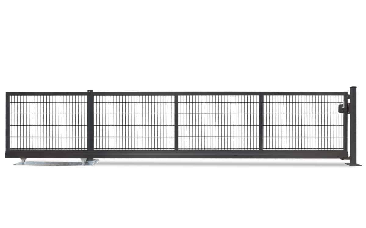 Skydeport "V-Star EXTREME" 2D Panelfyld 8/6/8 MM er en sort metal skydeport med lodrette stænger og en solid ramme, omhyggeligt designet til sikkerhed. Monteret på en glidemekanisme med synlige hjul i bunden, er den understøttet af en robust metalstolpe til højre. Baggrunden forbliver almindelig hvid.