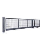 En lang metalskydeport med et rektangulært gittermønster er lukket. Skydeport "V-Star EXTREME" 2D Panelfyld 8/6/8 MM porten har en robust ramme og understøttes af lodrette stolper i hver ende. Strukturen fremstår industriel og er designet til sikkerhedsformål.