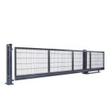 En lang metalskydeport med et rektangulært gittermønster er lukket. Skydeport "V-Star EXTREME" 2D Panelfyld 8/6/8 MM porten har en robust ramme og understøttes af lodrette stolper i hver ende. Strukturen fremstår industriel og er designet til sikkerhedsformål.