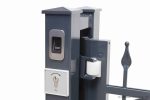 En 8/6/8 MM grå metalportstolpe med fingeraftryksscanner, nøglelås og rullemekanisme. Billedet viser Skydeport "V-Star EXTREME" moderne låsesystem med 2D Panelfyld, med et slankt design og holdbare materialer. Den almindelige hvide baggrund understreger portens detaljer.