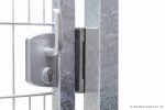 Nærbillede af en sølv hegnslåge med et Locinox-låsesystem i rustfrit stål påsat. Porten, med Skydeport "V-Star EXTREME" 2D Panelfyld 8/6/8 MM, holdes sikkert af låsen installeret på metalrammen. Låsen har en nøglecylinder og et håndtag. © AOS Stahl GmbH & Co. KG.