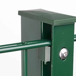 Nærbillede af en grøn metalhegnspæl med en rektangulær hætte på toppen og en vandret Stålstolper 60x40mm med dækliste TYPE KA Komplet (Ideel til fodplade) skinne fastgjort til. En bolt fastgør skinnen til stolpen. Hegnet har en glat overflade og et rent, poleret udseende.