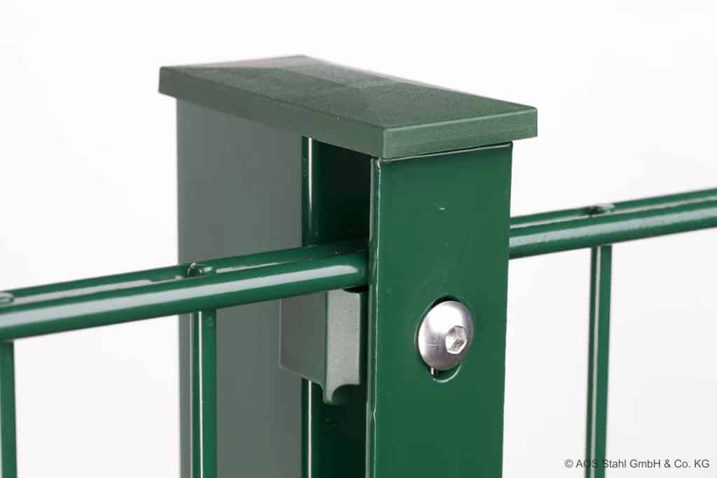 Nærbillede af en grøn metalhegnspæl med en rektangulær hætte på toppen og en vandret Stålstolper 60x40mm med dækliste TYPE KA Komplet (Ideel til fodplade) skinne fastgjort til. En bolt fastgør skinnen til stolpen. Hegnet har en glat overflade og et rent, poleret udseende.