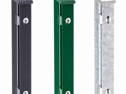 Fremstillet er tre Stålstolper 60x40mm med dækliste TYPE A Komplet stolper, ideelle til indstøbning. Fås i sort, grøn og umalet finish, de sorte og grønne stolper har glatte overflader, mens den umalede stolpe har en galvaniseret, struktureret finish. Alle stolper er opretstående mod en hvid baggrund med synlige skruer og hætter.