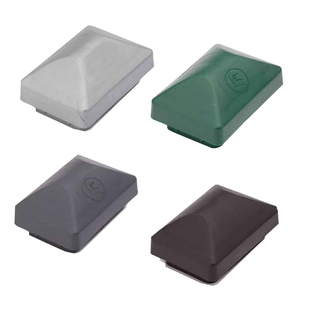 Billede viser fire Stolpehat 60x40mm Plast TYPE U rektangulære plastbeklædninger, hver med en afrundet top og en let kant i bunden. De måler 60x40 mm og er arrangeret i et 2x2 gitter og kommer i forskellige farver: hvid, grøn, grå og sort. Hvert cover har et subtilt logo præget på toppen.