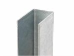 Et nærbillede af Stolpeforstærkning 60x40mm / 120cm Galvaniseret metal U-kanal med galvaniseret finish. Kanalen har en glat tekstur og er placeret lodret mod en hvid baggrund, med den åbne side af U-formen vendt mod beskueren.