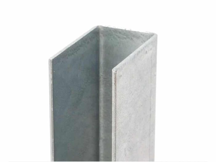 Et nærbillede af Stolpeforstærkning 60x40mm / 120cm Galvaniseret metal U-kanal med galvaniseret finish. Kanalen har en glat tekstur og er placeret lodret mod en hvid baggrund, med den åbne side af U-formen vendt mod beskueren.