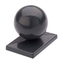 En sort kugle sidder oven på en rektangulær sort base. Basen er let vinklet, og både kuglen og basen har en blank antrazit-finish, der reflekterer lys. Det overordnede design er slankt og minimalistisk.