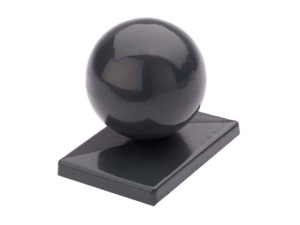 En sort kugle sidder oven på en rektangulær sort base. Basen er let vinklet, og både kuglen og basen har en blank antrazit-finish, der reflekterer lys. Det overordnede design er slankt og minimalistisk.