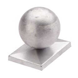 En metallisk kugle sidder oven på en lille rektangulær base med skrå kanter. Lavet af aluminium TYPE A, både kugle 60x40 mm og bunden deler den samme børstede metalfinish, hvilket giver et ensartet, slankt udseende til objektet.