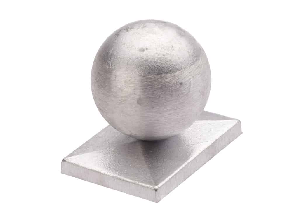 En metallisk kugle sidder oven på en lille rektangulær base med skrå kanter. Lavet af aluminium TYPE A, både kugle 60x40 mm og bunden deler den samme børstede metalfinish, hvilket giver et ensartet, slankt udseende til objektet.