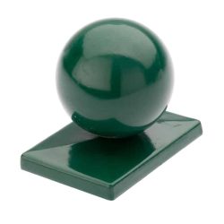 En grøn sfærisk genstand, der minder om Stolpehatte, er fastgjort til en rektangulær aluminiumsbund. Begge skinner strålende. Basen har en flad, glat overflade med let hævede kanter, der sikkert understøtter kuglen på toppen.