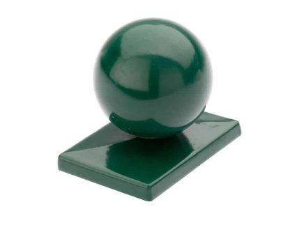 En grøn sfærisk genstand, der minder om Stolpehatte, er fastgjort til en rektangulær aluminiumsbund. Begge skinner strålende. Basen har en flad, glat overflade med let hævede kanter, der sikkert understøtter kuglen på toppen.