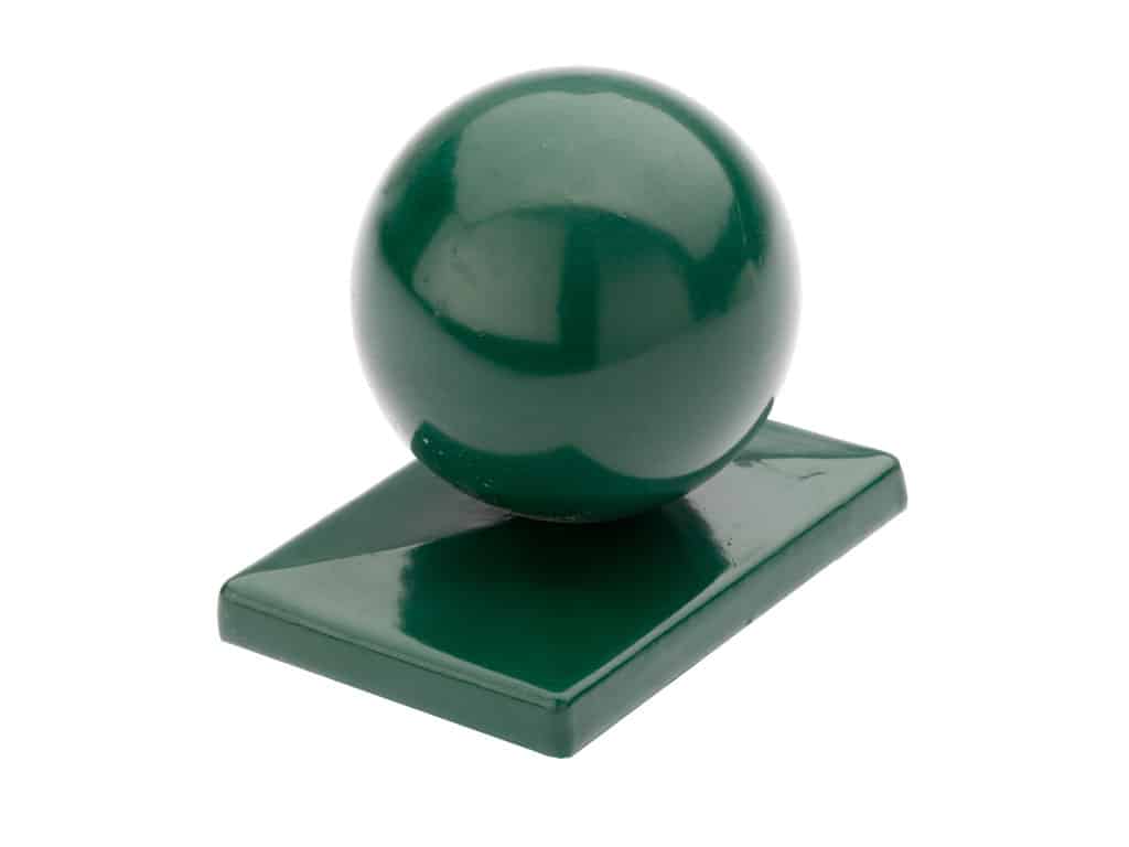 En grøn sfærisk genstand, der minder om Stolpehatte, er fastgjort til en rektangulær aluminiumsbund. Begge skinner strålende. Basen har en flad, glat overflade med let hævede kanter, der sikkert understøtter kuglen på toppen.