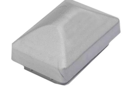 En rektangulær metalgenstand med en skrå overflade og en glat, reflekterende finish. Det ligner et plast TYPE U-dæksel og ser ud til at være et beskyttende hus til elektronisk udstyr eller maskiner. Det Grå-farvede objekt er placeret på en hvid baggrund.