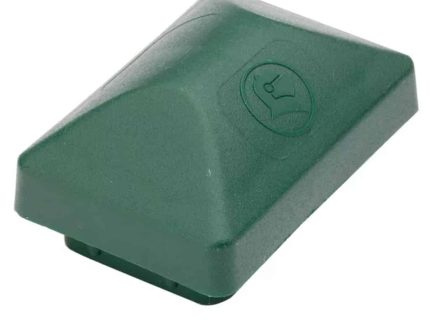 En grøn Plast TYPE U kileformet enhed med en glat overflade, med et præget logo med en forenklet fuglekontur på toppen. Stolpehat-designet har et let tilspidset udseende og ser ud til at være en elektronisk gadget eller en del af et større system.