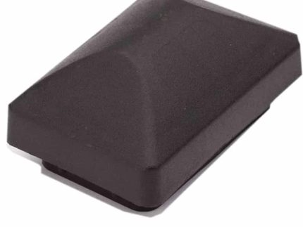 En sort, rektangulær plastgenstand med en let buet top og en flad base, sandsynligvis en elektronisk enhed eller komponent, der ligner en Stolpehat i dimensioner på 60x40 mm, er vist mod en almindelig hvid baggrund.