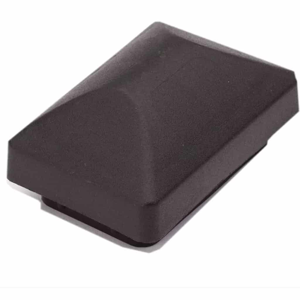 En sort, rektangulær plastgenstand med en let buet top og en flad base, sandsynligvis en elektronisk enhed eller komponent, der ligner en Stolpehat i dimensioner på 60x40 mm, er vist mod en almindelig hvid baggrund.