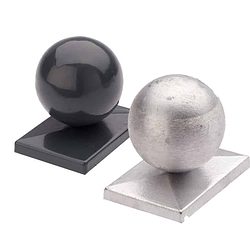 To sfæriske genstande, der ligner elegant kugle, vises på firkantede baser. Den ene kugle er sort og skinnende og reflekterer lys, mens den anden har en stilfuld mat aluminiumsfinish. Begge hviler på flade platforme mod en almindelig hvid baggrund. Disse objekter er identificeret som Stolpehatte med kugle 60x40mm Aluminium TYPE A.