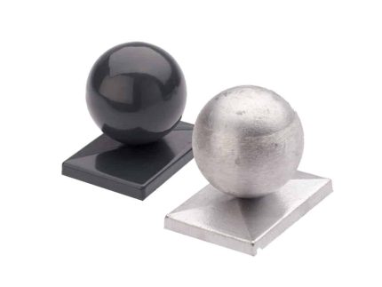 To sfæriske genstande, der ligner elegant kugle, vises på firkantede baser. Den ene kugle er sort og skinnende og reflekterer lys, mens den anden har en stilfuld mat aluminiumsfinish. Begge hviler på flade platforme mod en almindelig hvid baggrund. Disse objekter er identificeret som Stolpehatte med kugle 60x40mm Aluminium TYPE A.